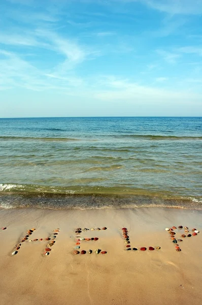 Parola AIUTO sulla sabbia della spiaggia — Foto Stock