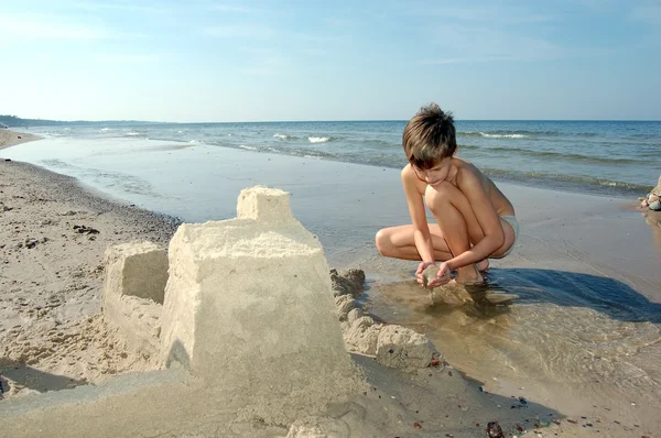 Ragazzo che gioca sulla spiaggia — Foto Stock