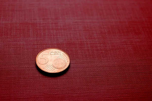 Monety na powierzchni czerwony — Zdjęcie stockowe