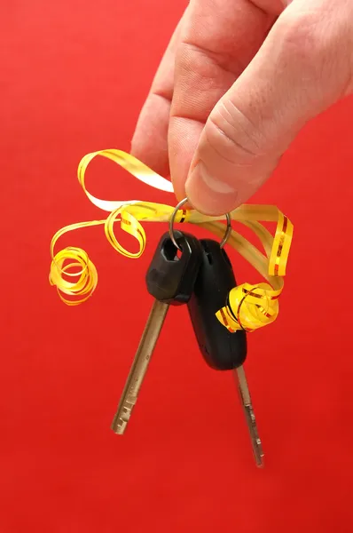 Bil nycklarna gåva — Stockfoto