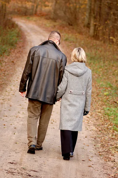 Caminhada de casal — Fotografia de Stock