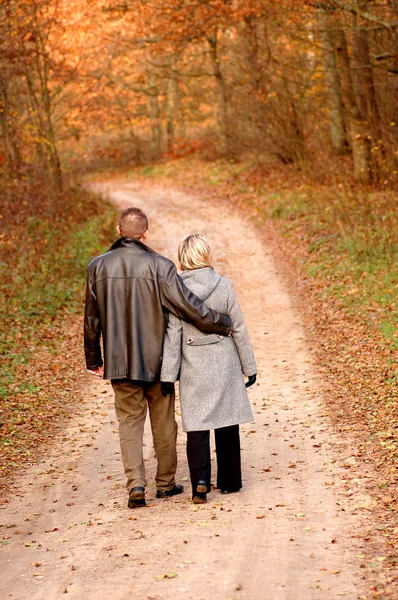 Caminhada de casal — Fotografia de Stock