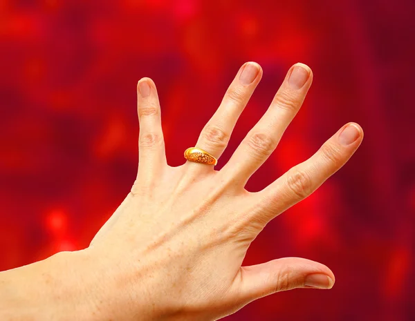 Mano de mujer con anillo de oro — Foto de Stock
