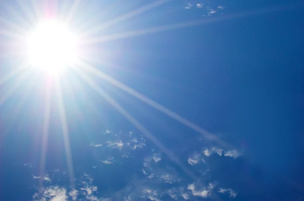 ดวงอาทิตย์และท้องฟ้าสีฟ้า — ภาพถ่ายสต็อก
