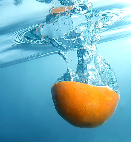Mavi su içine taze turuncu — Stok fotoğraf