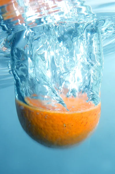 Orange fraîche en bleu, eau claire — Photo