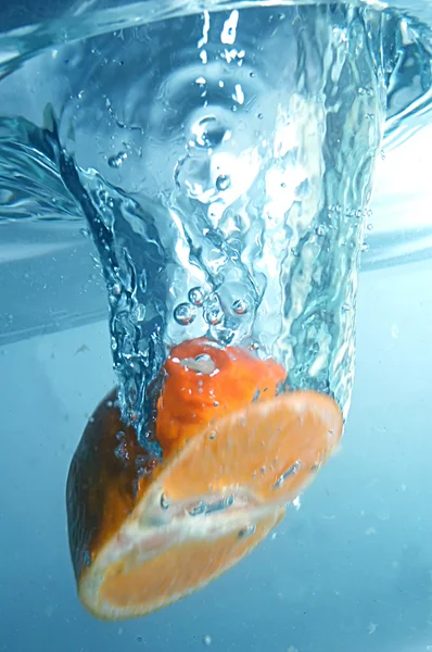 Čerstvý pomeranč do modré a jasné vody — Stock fotografie