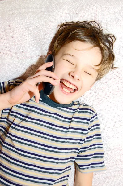 Cep telefonuyla konuşan genç çocuk. — Stok fotoğraf
