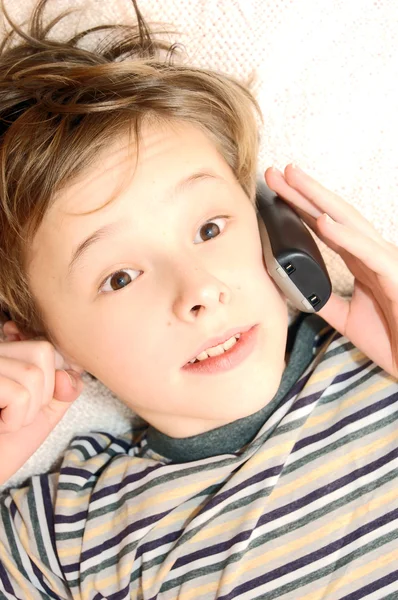 Adolescente chico hablando en el teléfono celular — Foto de Stock