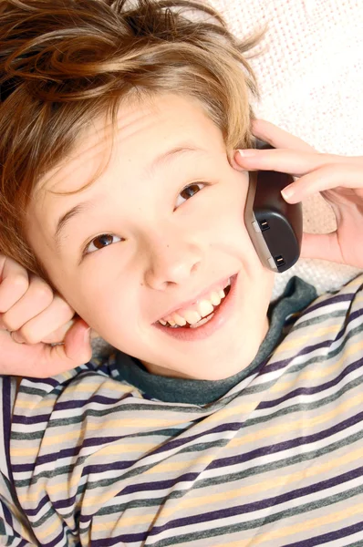 Мальчик-подросток разговаривает по сотовому телефону — стоковое фото