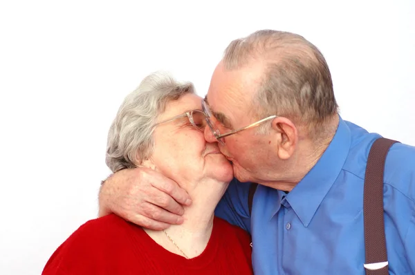 Älteres Ehepaar küsst sich — Stockfoto