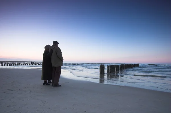高齢者の愛と海 — ストック写真