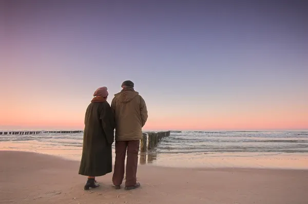 Amor e oceano dos idosos — Fotografia de Stock