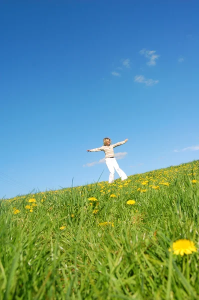 Frau amüsiert sich auf Frühlingswiese — Stockfoto