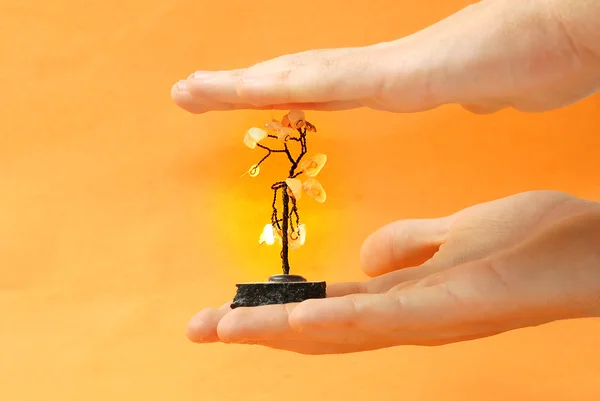 Käsi keinotekoinen metalli puu — kuvapankkivalokuva