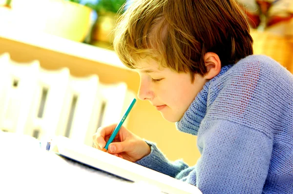 Jongen doet huiswerk — Stockfoto