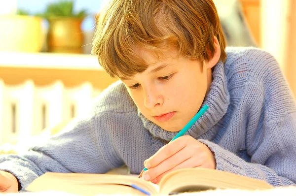 Αγόρι που διαβάζει — Φωτογραφία Αρχείου