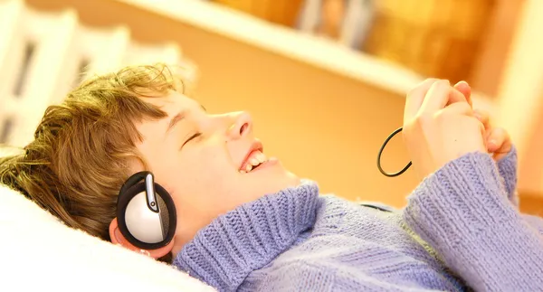 少年は音楽に耳を傾ける — ストック写真