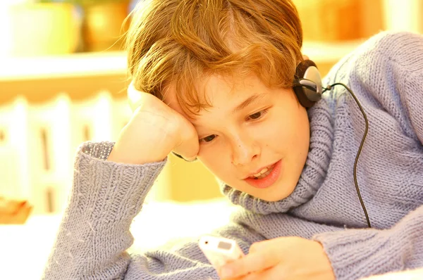 Chłopiec słuchać muzyki — Zdjęcie stockowe