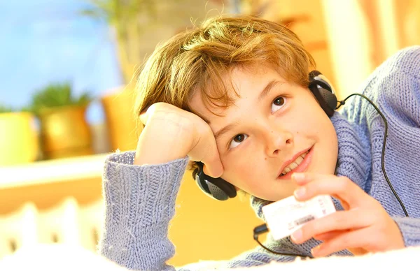 Мальчик слушает музыку — стоковое фото