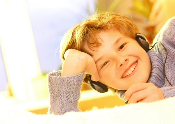 Çocuk müzik dinlemek — Stok fotoğraf