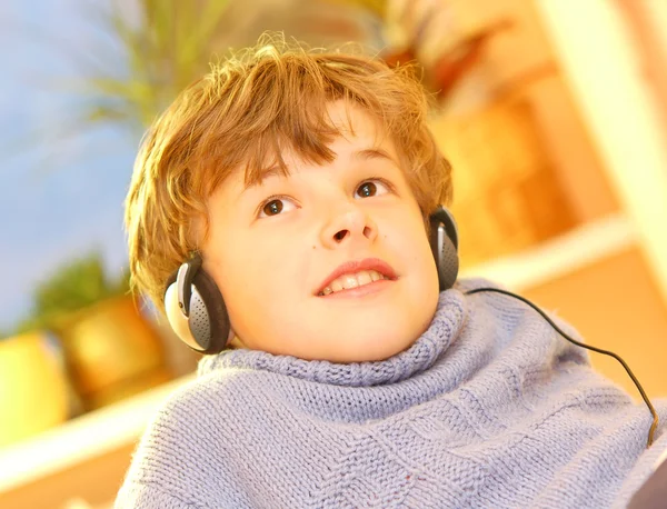 Jongen muziek beluisteren — Stockfoto