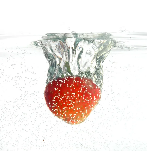 Fresa en agua — Foto de Stock