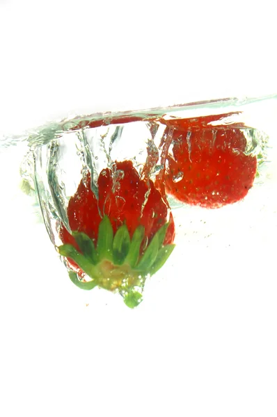 草莓在水中 — 图库照片