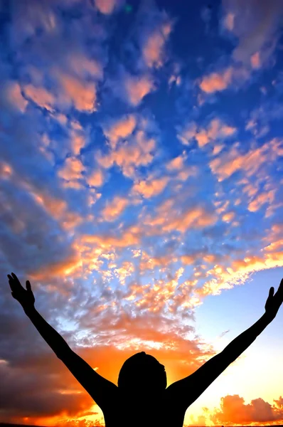 手摸着显示幸福的天空 — 图库照片