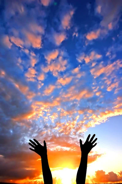 Руки вгору до неба показують щастя — стокове фото