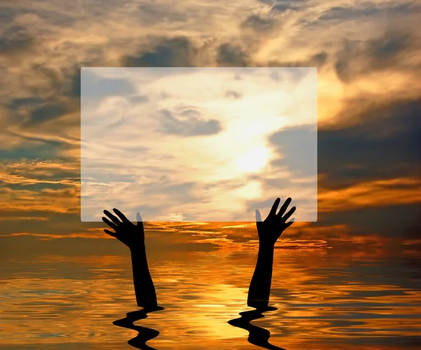 Ruce s prázdnou kartou při západu slunce — Stock fotografie