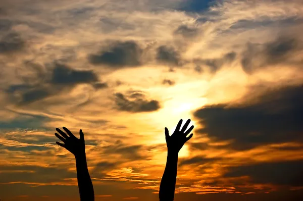 Händerna upp till himlen visar lycka — Stockfoto