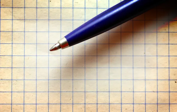 Pen op empy stuk papier. — Stockfoto