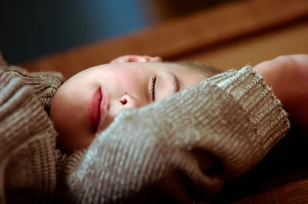 Сонний хлопчик — стокове фото