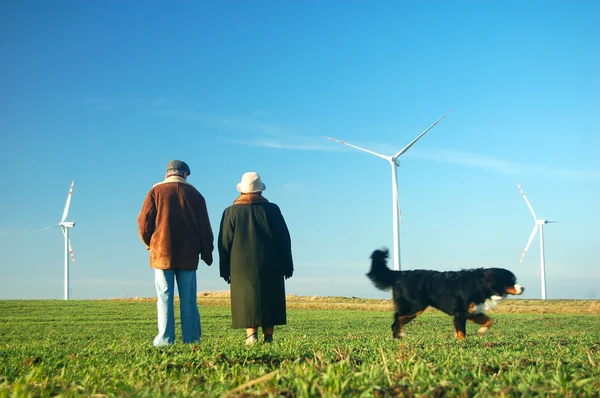 Seniorów para i wiatr turbiny — Zdjęcie stockowe