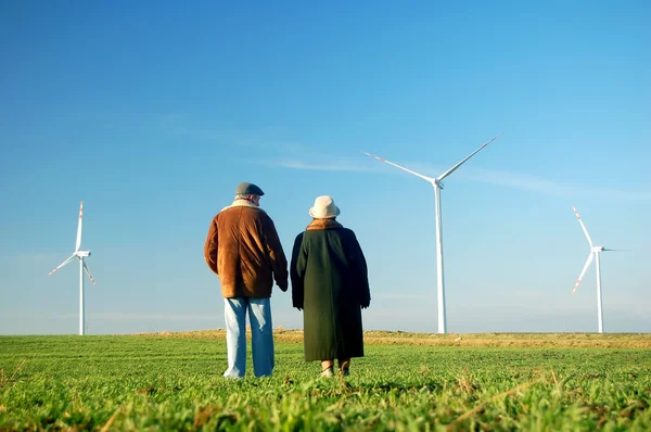 Пара пожилых людей и ветряные турбины — стоковое фото