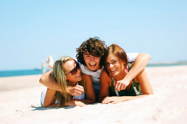 Jeunes amis sur la plage d'été — Photo