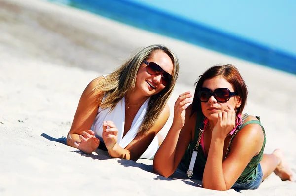 Jonge meisjes op het strand van de zomer — Stockfoto