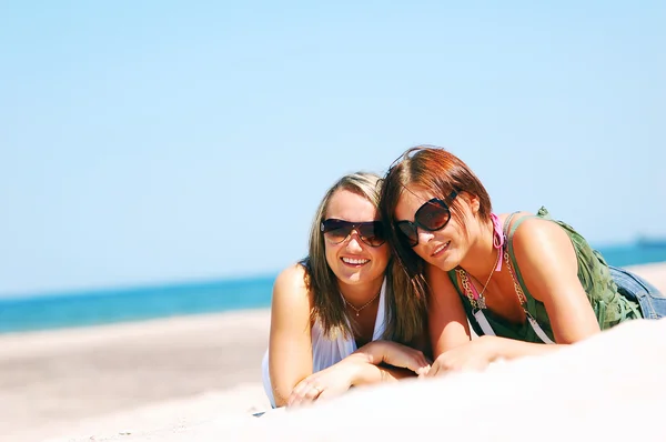 Unga tjejer på stranden sommaren — Stockfoto