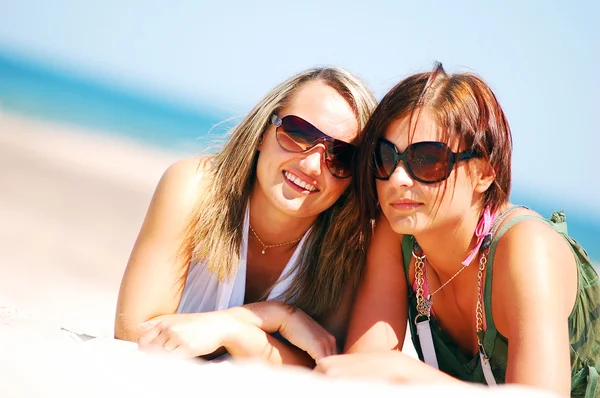 Молоді дівчата на літньому пляжі — стокове фото