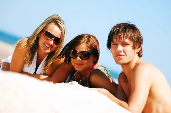Jonge vrienden op het strand van de zomer — Stockfoto