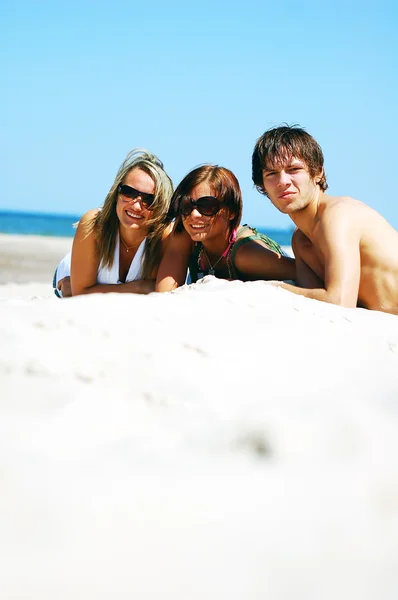 Молоді друзі на літньому пляжі — стокове фото