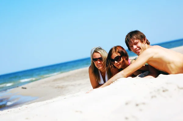 Giovani amici sulla spiaggia estiva — Foto Stock