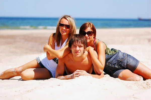 Młodych przyjaciół na plaży latem — Zdjęcie stockowe