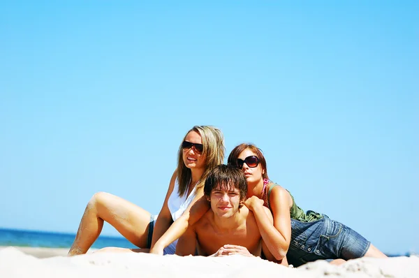 Молоді друзі на літньому пляжі — стокове фото