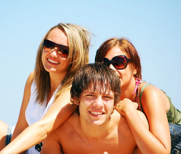 Jóvenes amigos en la playa de verano —  Fotos de Stock