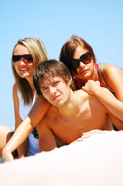 Jóvenes amigos en la playa de verano —  Fotos de Stock