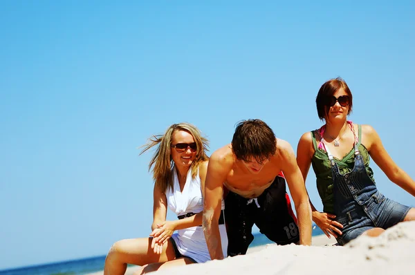 Young friends on the summer beach — Stock Photo, Image