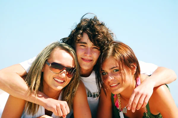 夏季海滩上的年轻朋友 — 图库照片