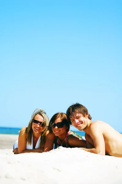Jóvenes amigos en la playa de verano — Foto de Stock
